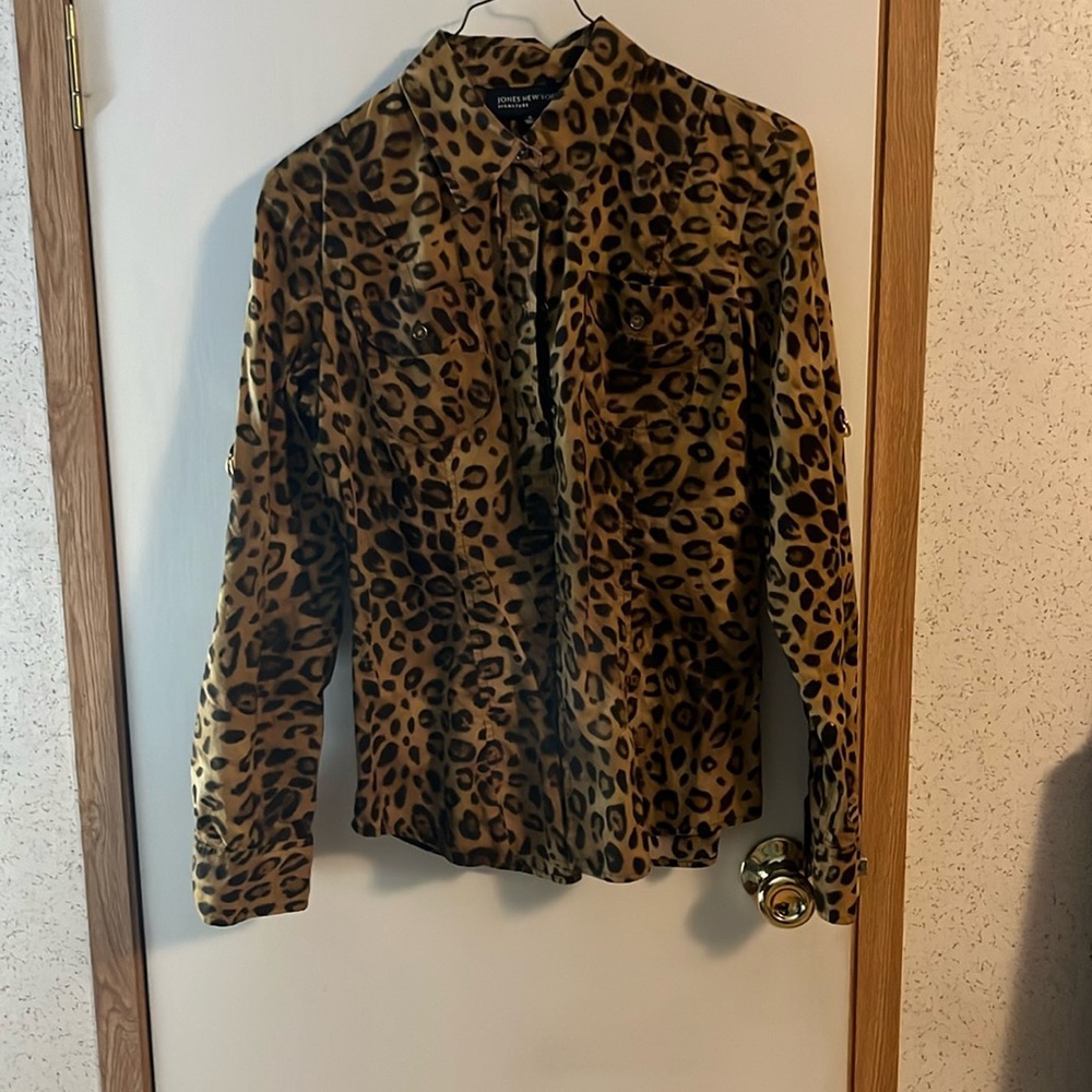 Jones NewYork Leopard print blouse. New.